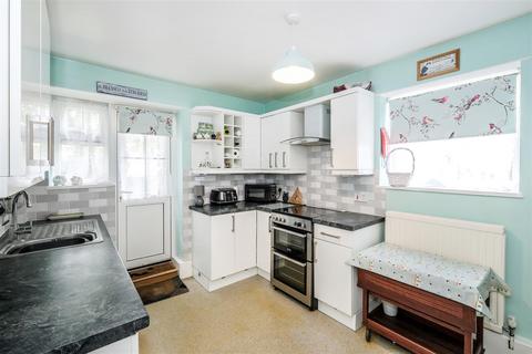 14 Priory Close, London, E18 2QT