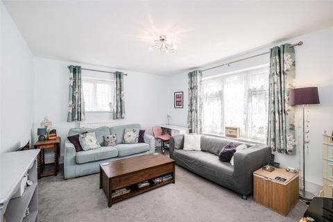14 Priory Close, London, E18 2QT