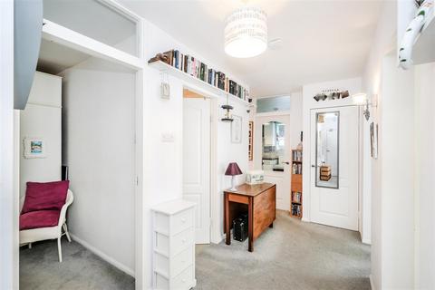 14 Priory Close, London, E18 2QT