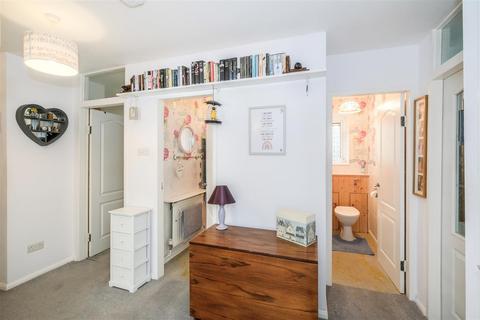 14 Priory Close, London, E18 2QT