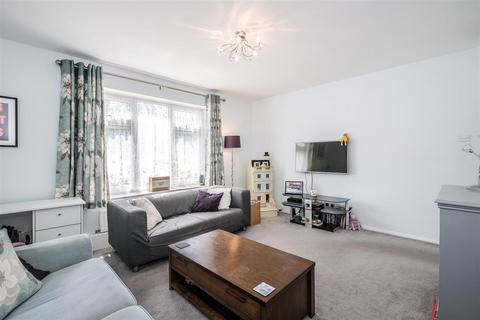 14 Priory Close, London, E18 2QT