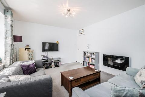 14 Priory Close, London, E18 2QT