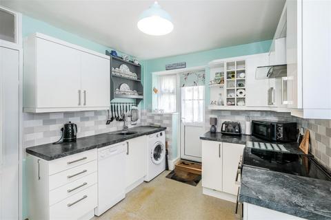 14 Priory Close, London, E18 2QT