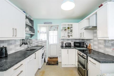 14 Priory Close, London, E18 2QT