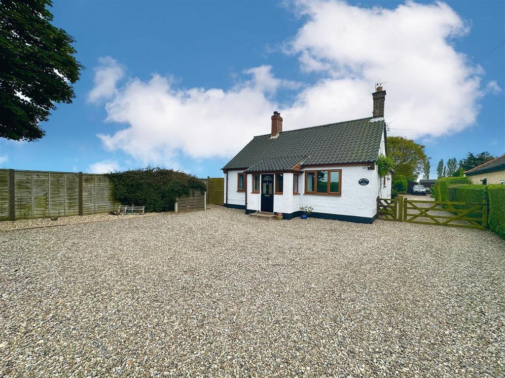 Ingham Road, Stalham, NR12 4 bed detached bungalow for sale £525,000