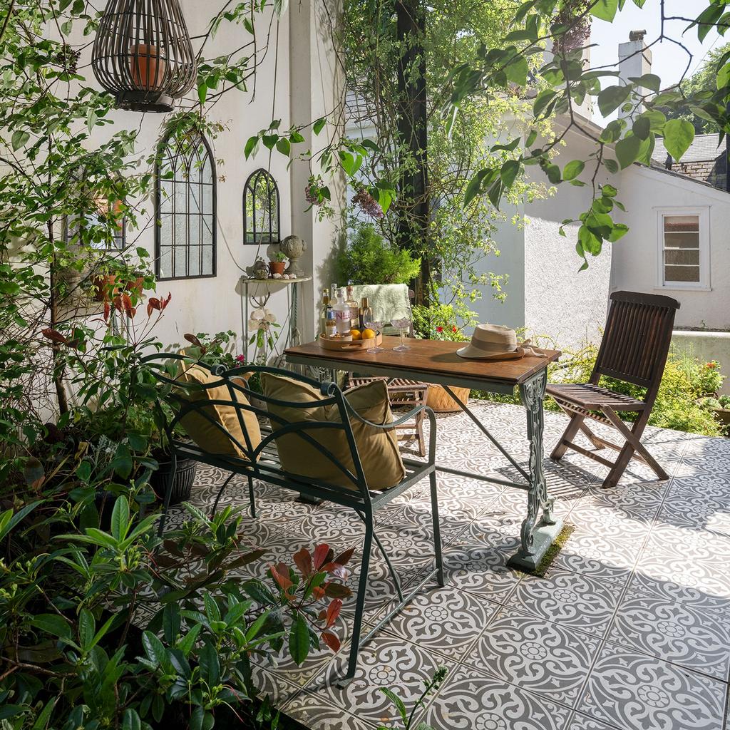 Courtyard area - Woodend, Above Town, Dartmouth