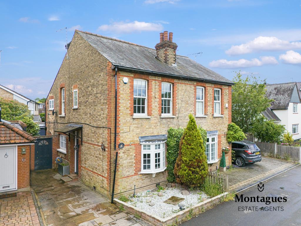 The Green, Theydon Bois, CM16 3 bed house to rent £2,500 pcm (£577 pw)