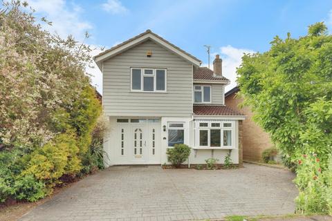 4 bedroom detached house for sale, The Spinneys, Leigh-on-sea, SS9