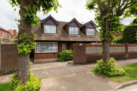 3 bedroom detached house for sale, Farnley Road, Chingford