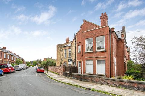 2 bedroom maisonette for sale, Cambray Road, London, SW12