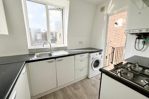 2 bedroom flat to rent, Chandlers Way, Romford, RM1