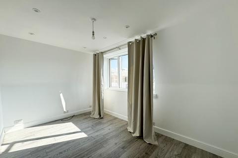 2 bedroom flat to rent, Chandlers Way, Romford, RM1