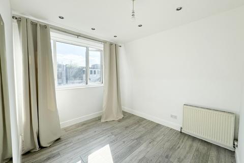 2 bedroom flat to rent, Chandlers Way, Romford, RM1