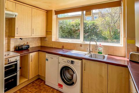 3 bedroom flat for sale, Skeyne Drive, Pulborough