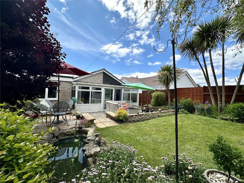 Highcliffe On Sea, Christchurch BH23 2 bed bungalow for sale £450,000