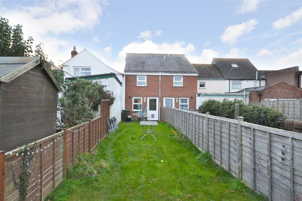 Newport PO30 2 bed end of terrace house to rent £975 pcm (£225 pw)