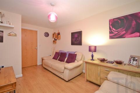 2 bedroom end of terrace house to rent, Newport PO30