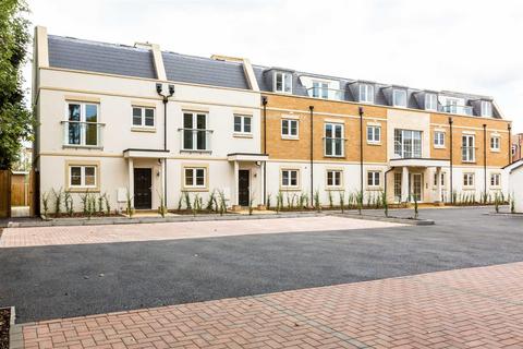 2 bedroom flat to rent, Corbett's Tye Road, Upminster, RM14