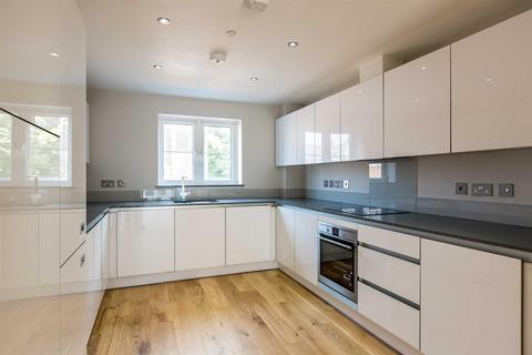 2 bedroom flat to rent, Corbett's Tye Road, Upminster, RM14