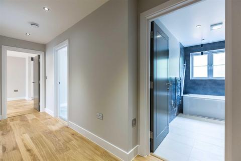 2 bedroom flat to rent, Corbett's Tye Road, Upminster, RM14