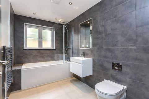 2 bedroom flat to rent, Corbett's Tye Road, Upminster, RM14