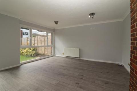 3 bedroom terraced house to rent, Madeira Close, West Byfleet, KT14 6BL