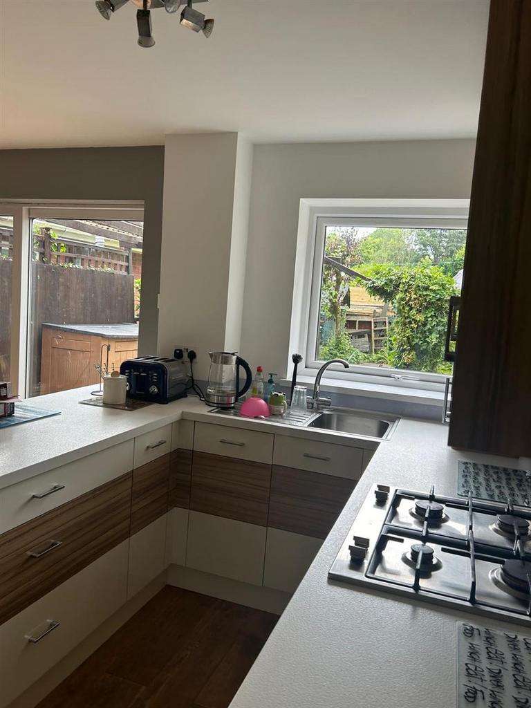 Gowers Road, Cwmbach, Aberdare 3 bed detached house to rent £975 pcm