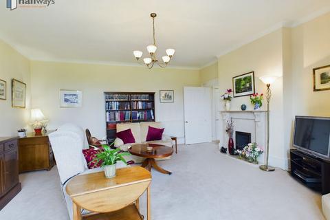2 bedroom flat for sale, Hazelwood Lane, Chipstead, Coulsdon CR5