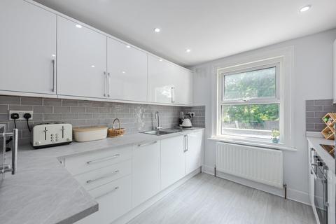 2 bedroom flat to rent, North Street, London SW4