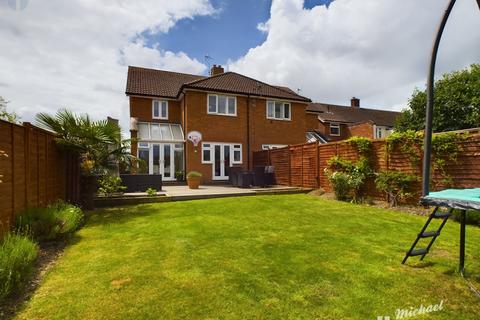 4 bedroom semi-detached house for sale, Queens Mead, Aylesbury