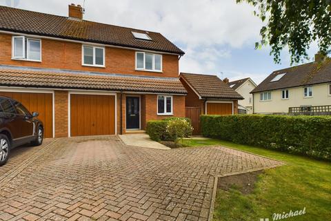 4 bedroom semi-detached house for sale, Queens Mead, Aylesbury