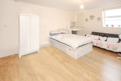 Studio to rent, Bounds Green Road, Bounds Green