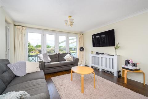 2 bedroom apartment for sale, Swan Walk, Shepperton, TW17