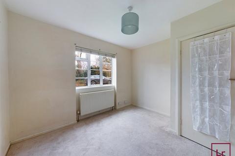 3 bedroom flat to rent, Garden Close, Ruislip, HA4