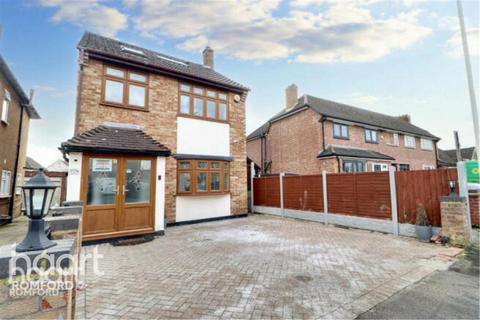 4 bedroom detached house to rent, Lynton Avenue - Collier Row - RM5