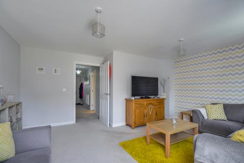 3 bedroom semi-detached house for sale, at Auralia Close, Aylesbury, Aylesbury HP18
