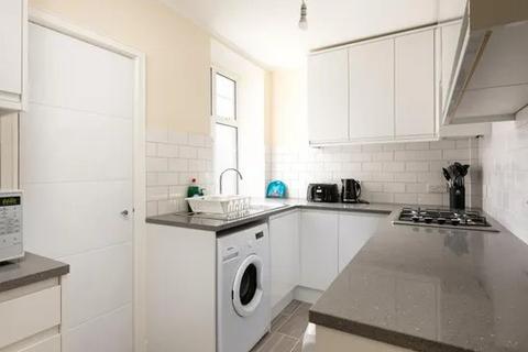 2 bedroom property to rent, Colney Hatch Lane, London, N10