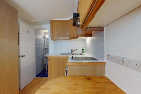 Studio to rent, Cartwright Gardens