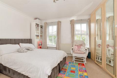 15 Ulverston, Purfleet, RM19 1SW