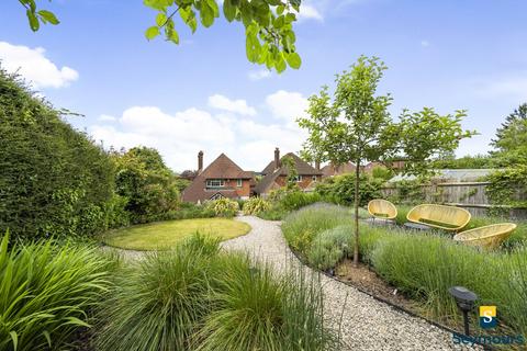 9 High View Road, Guildford, GU2 7RS
