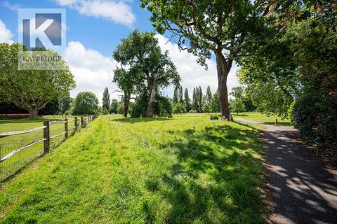 18, Gladstone House Horton Crescent, Epsom, KT19 8BW