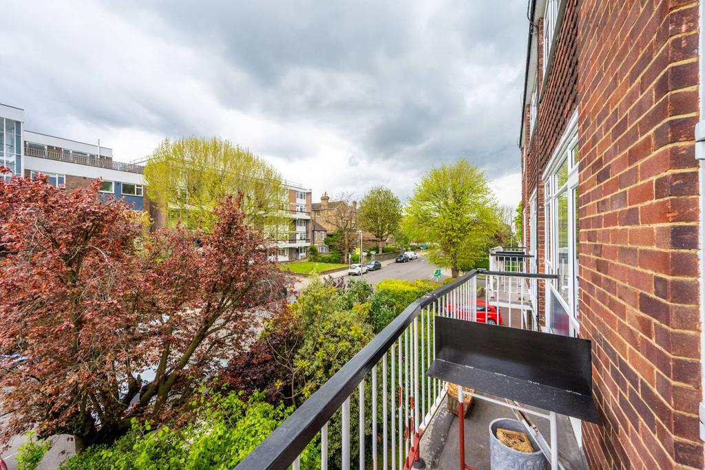 Carlton Drive, Putney, London, SW15 2 bed flat to rent £2,400 pcm (£