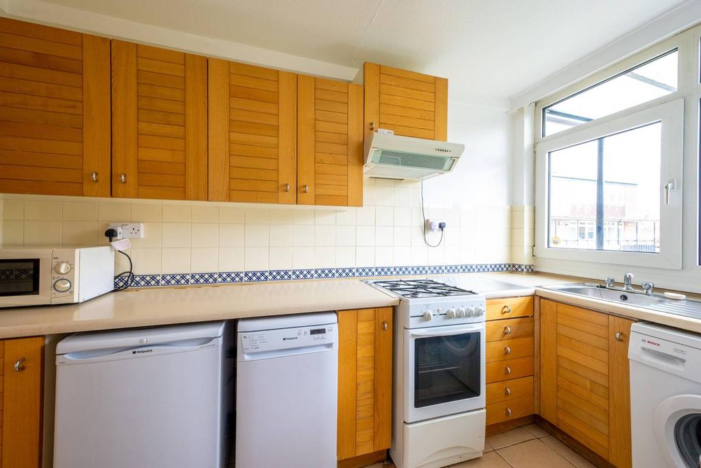 Carlton Drive, Putney, London, SW15 2 bed flat to rent £2,600 pcm (£