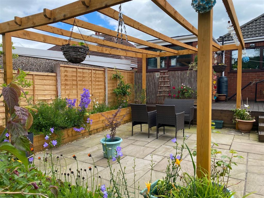 21 Carlton Way, Royton 2 bed semidetached bungalow for sale £239,950