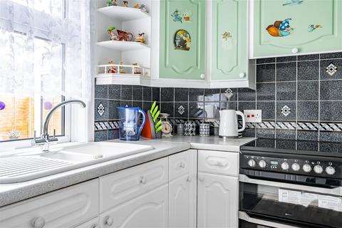 46 Warwick Road, Winklebury, Basingstoke, RG23 8DY