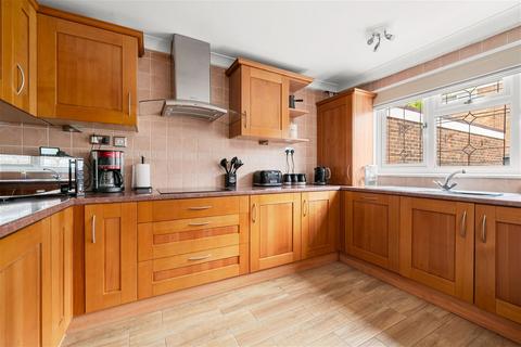 11 Edgehill Close, Basingstoke, RG22 5AB