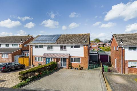 54 Kestrel Road, Basingstoke, RG22 5PL