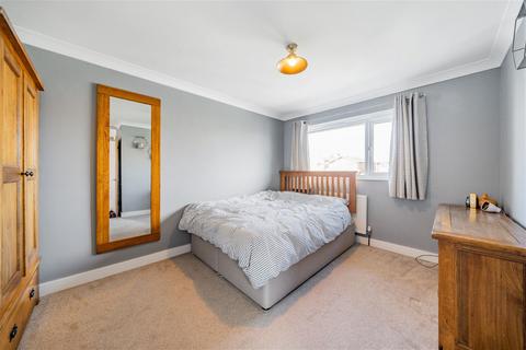 54 Kestrel Road, Basingstoke, RG22 5PL