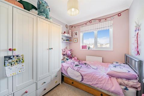 54 Kestrel Road, Basingstoke, RG22 5PL
