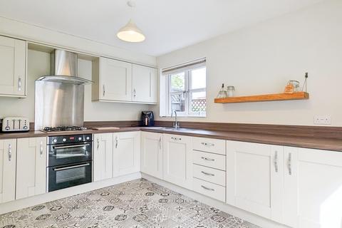 10 Weavers Fold, Lees, Oldham, OL4 3FQ